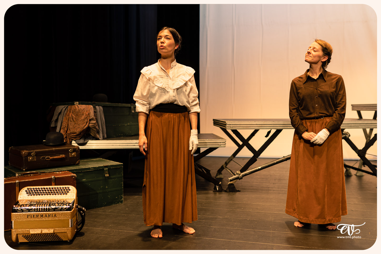 LA MESNIE H. - UN JOUR D'ÉTÉ